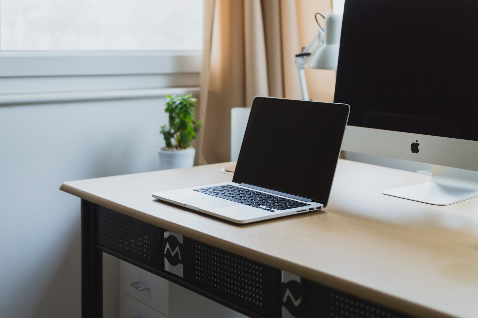 Ergonomisch je kantoor inrichten met een zit sta bureau